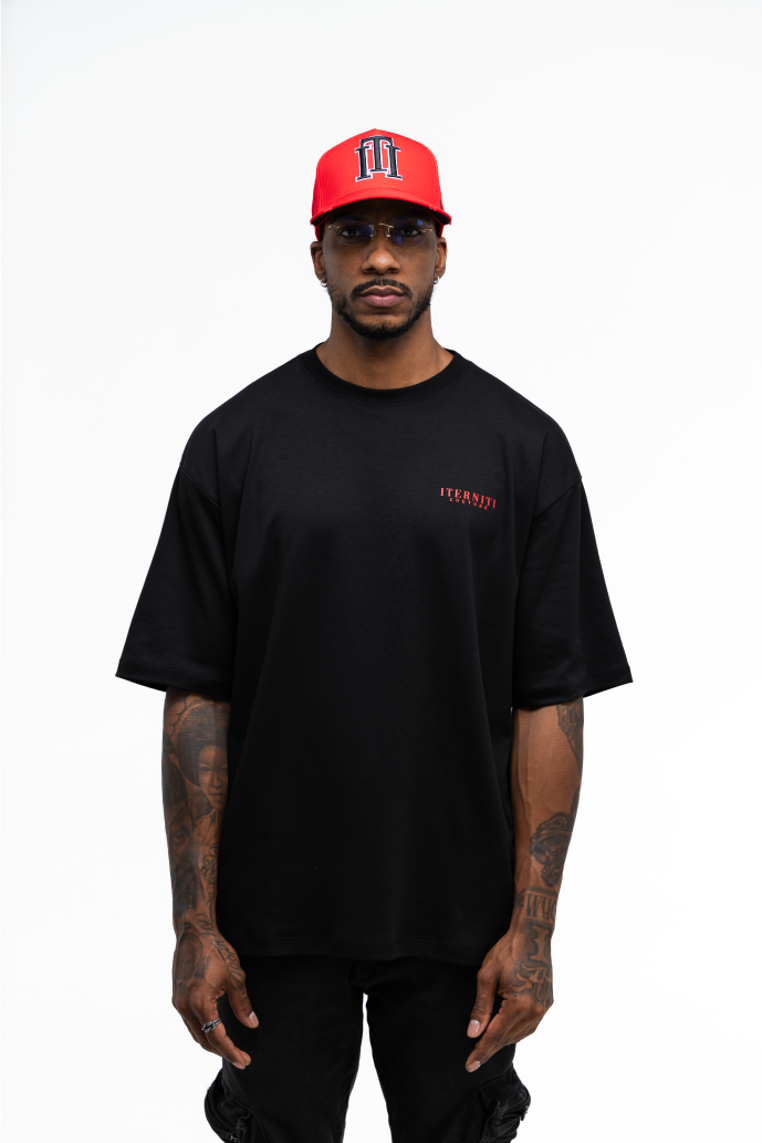 Camiseta oversize negra con letra roja para outfit urbano en Colombia.