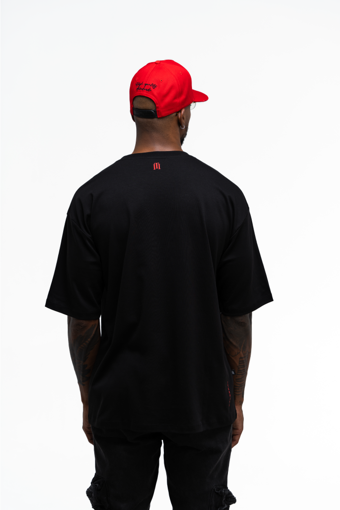 Camiseta oversize negra con letra roja para outfit urbano en Colombia.