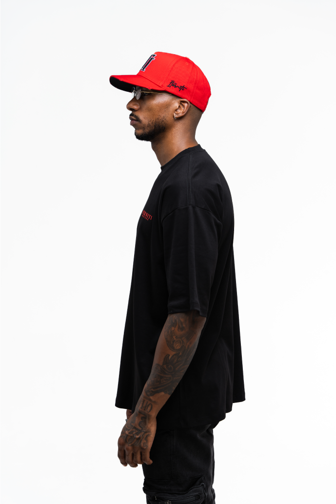 Camiseta oversize negra con letra roja para outfit urbano en Colombia.