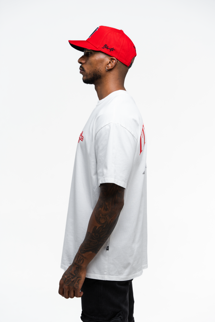 Camiseta oversize blanca con letras rojas Iterniti para outfit urbano en Colombia