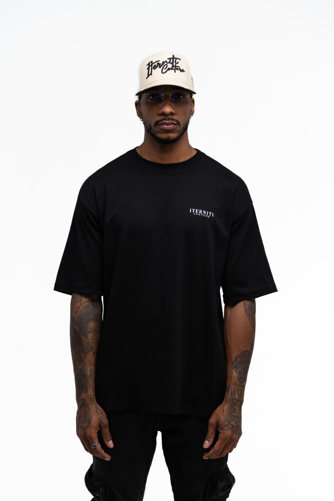 Camiseta oversize negra para outfit urbano en Colombia