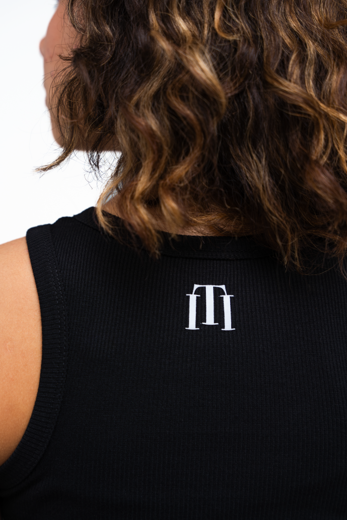 Croptop basico negro mujer ajustable para un look streetwear