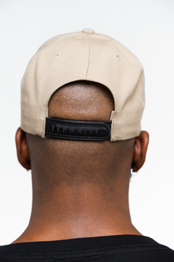 Parte trasera de la gorra de béisbol beige con ajuste en cuero