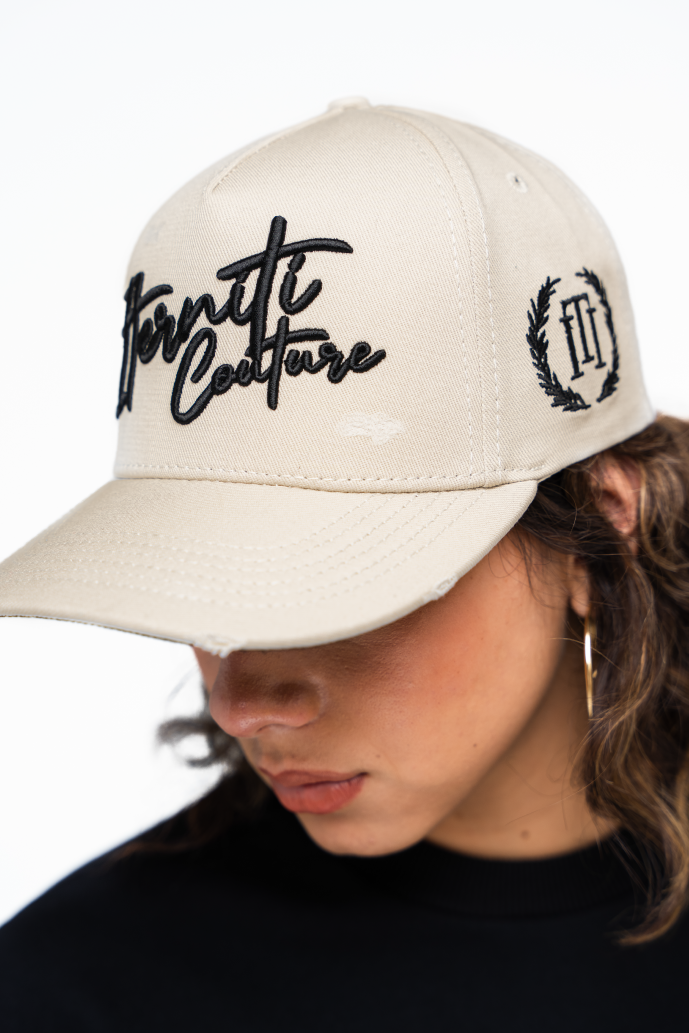 Mujer usando la gorra de béisbol beige de Iterniti, estilo casual y versátil para cualquier ocasión