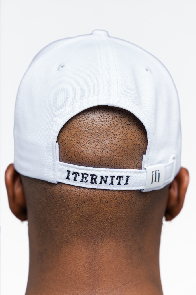 Detalle de la gorra blanca de Iterniti con ajuste, costuras de alta calidad y diseño premium