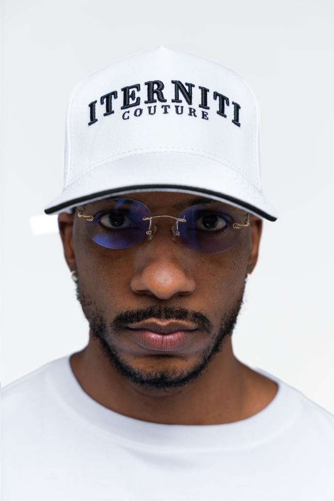 Gorra blanca básica de Iterniti con diseño minimalista y logo bordado en el frente