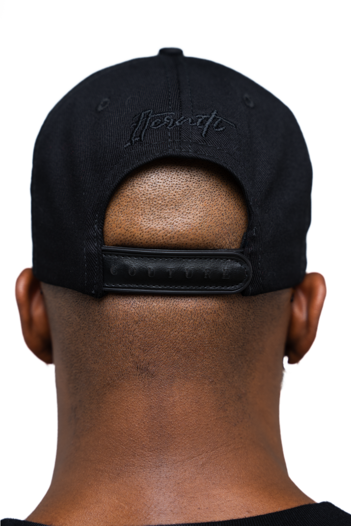 Parte trasera de la gorra negra de Iterniti con correa de cuero ajustable para mayor comodidad