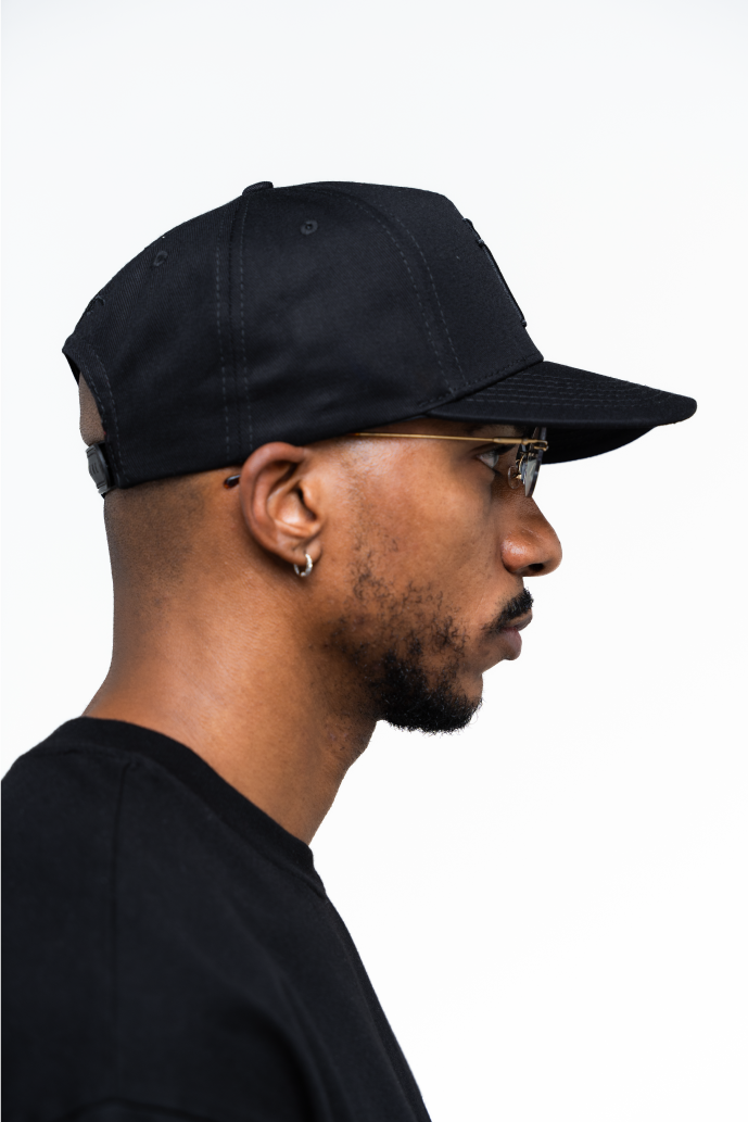 Vista lateral derecha de la gorra negra de Iterniti, perfecta para looks urbanos y elegantes