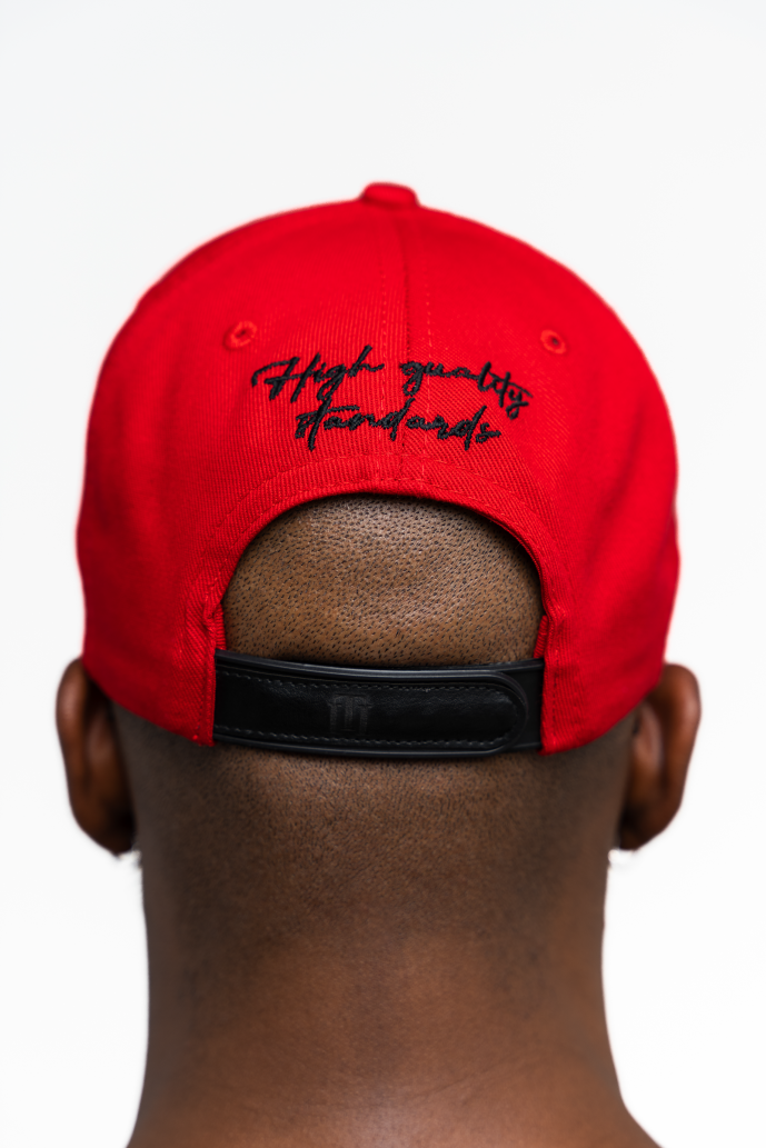 Parte trasera de la gorra roja de Iterniti con correa en cuero para mayor comodidad