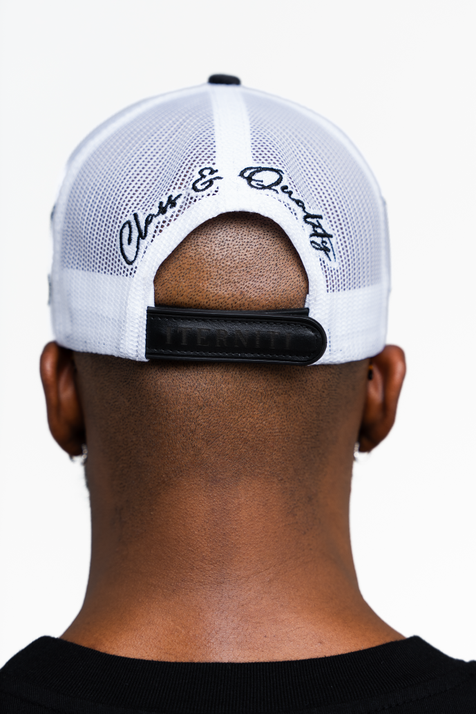 Parte trasera de la gorra trucker blanca de Iterniti con malla transpirable y ajuste en cuero