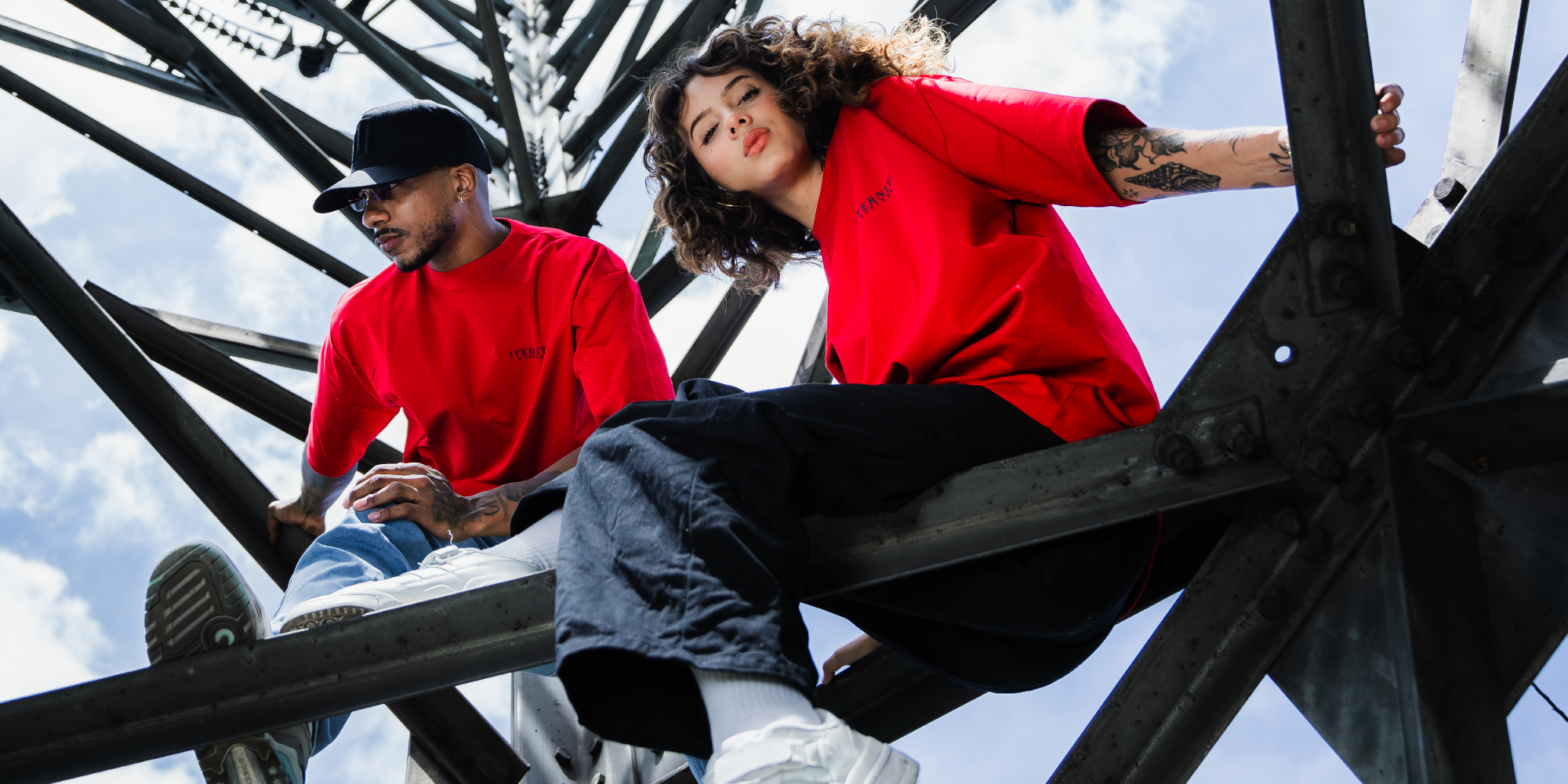 Modelos con ropa urbana de Iterniti. Camisetas oversize y croptops combinados en un look streetwear