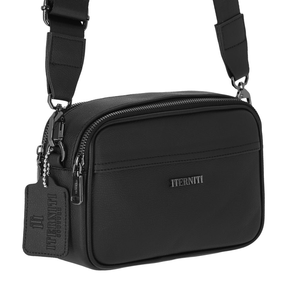 El Iterniti Bag de Half Time redefine la versatilidad urbana con un diseño premium en negro mate y logos en alto relieve. Confeccionado con materiales de alta durabilidad, cuenta con tres compartimentos estratégicos (dos con cremallera de seguridad y uno de acceso rápido) y herrajes metálicos de alta resistencia. Su correa totalmente ajustable garantiza un ajuste ergonómico, fusionando una estética minimalista con la funcionalidad superior necesaria para organizar tus esenciales diarios.