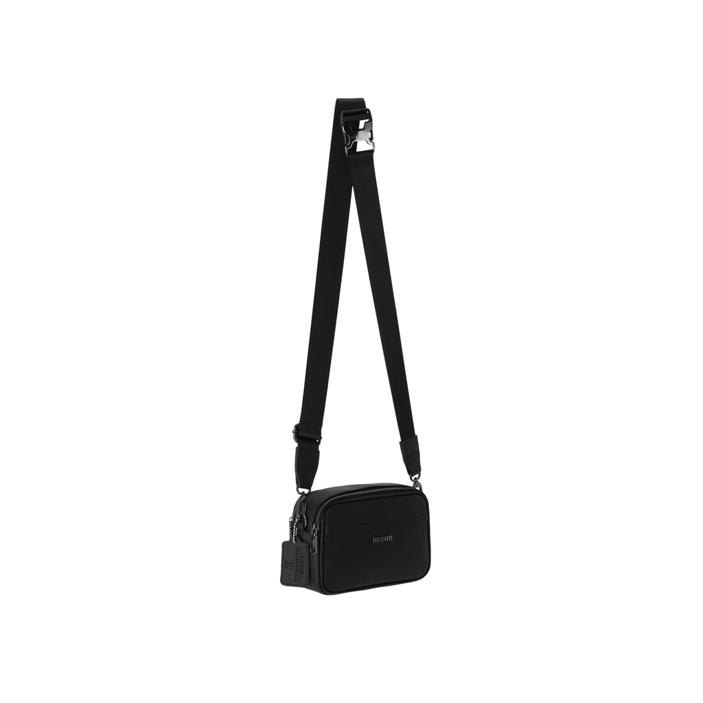 El Iterniti Bag de Half Time redefine la versatilidad urbana con un diseño premium en negro mate y logos en alto relieve. Confeccionado con materiales de alta durabilidad, cuenta con tres compartimentos estratégicos (dos con cremallera de seguridad y uno de acceso rápido) y herrajes metálicos de alta resistencia. Su correa totalmente ajustable garantiza un ajuste ergonómico, fusionando una estética minimalista con la funcionalidad superior necesaria para organizar tus esenciales diarios.