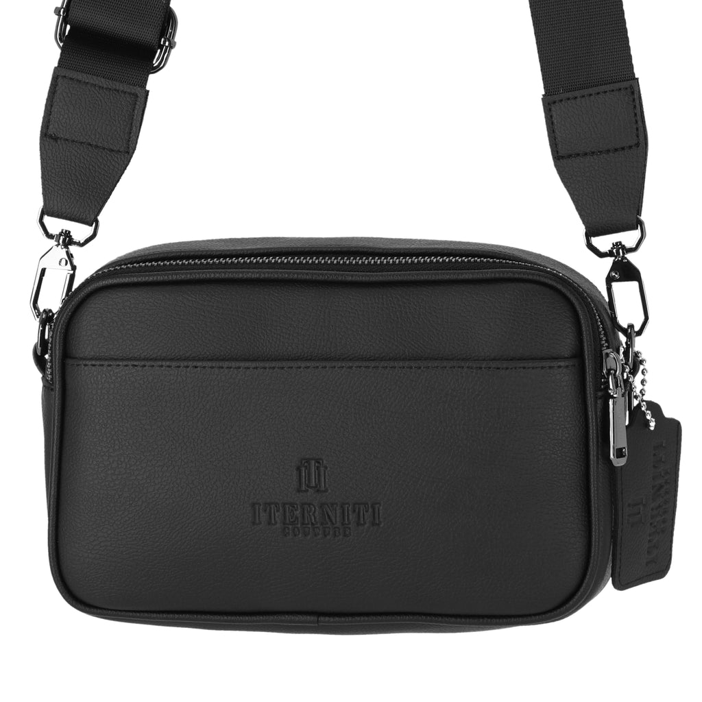 El Iterniti Bag de Half Time redefine la versatilidad urbana con un diseño premium en negro mate y logos en alto relieve. Confeccionado con materiales de alta durabilidad, cuenta con tres compartimentos estratégicos (dos con cremallera de seguridad y uno de acceso rápido) y herrajes metálicos de alta resistencia. Su correa totalmente ajustable garantiza un ajuste ergonómico, fusionando una estética minimalista con la funcionalidad superior necesaria para organizar tus esenciales diarios.