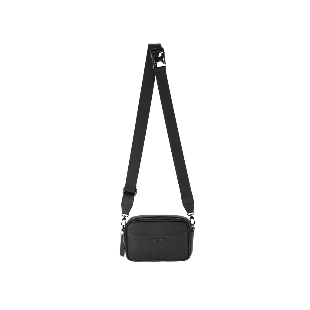 El Iterniti Bag de Half Time redefine la versatilidad urbana con un diseño premium en negro mate y logos en alto relieve. Confeccionado con materiales de alta durabilidad, cuenta con tres compartimentos estratégicos (dos con cremallera de seguridad y uno de acceso rápido) y herrajes metálicos de alta resistencia. Su correa totalmente ajustable garantiza un ajuste ergonómico, fusionando una estética minimalista con la funcionalidad superior necesaria para organizar tus esenciales diarios.