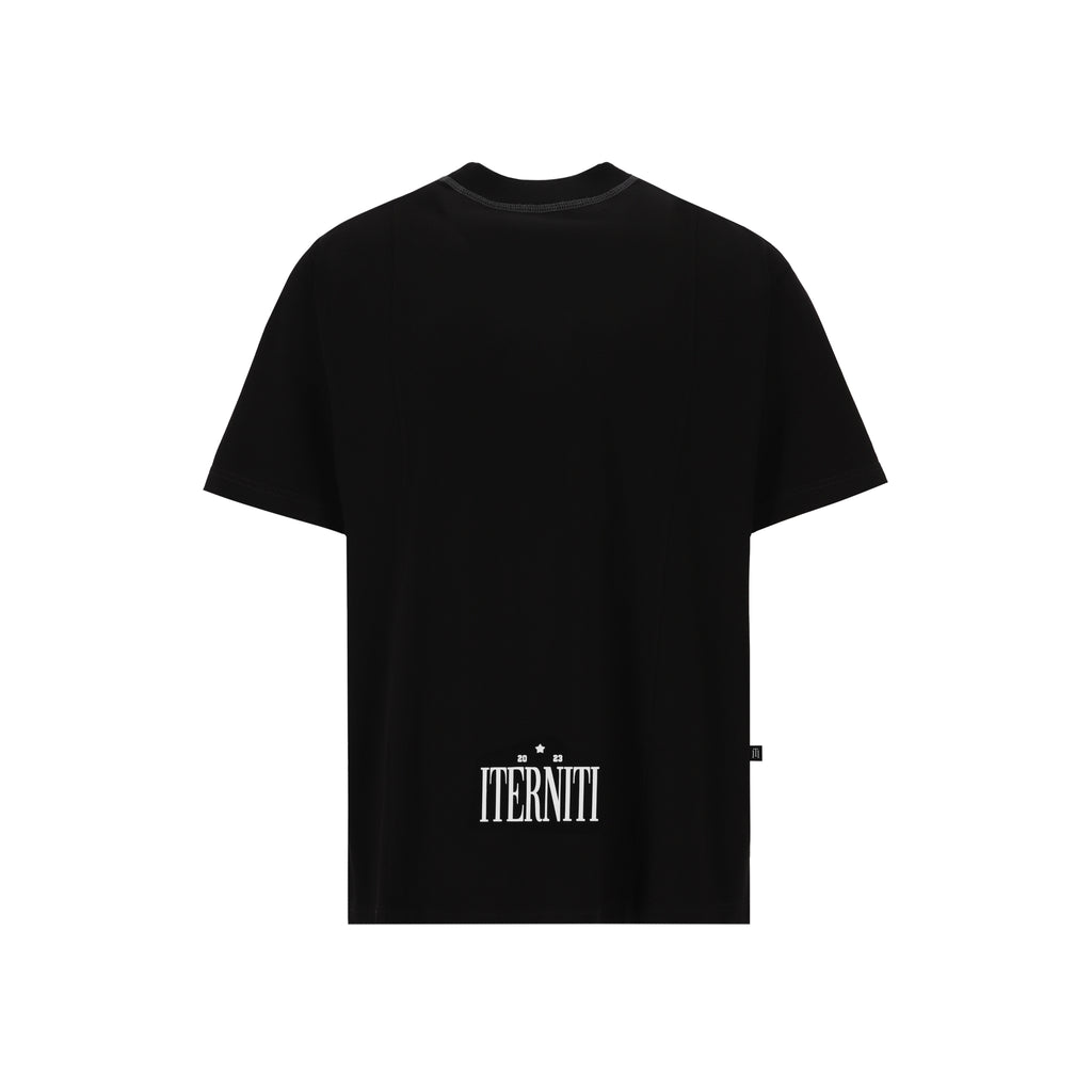 Crown T-shirt de Half Time eleva el estilo urbano con un corte semi-boxy moderno y una estructura impecable en algodón de 230g. Destaca por su isotipo frontal y logo trasero en alto relieve blanco, integrando detalles de desgaste intencional en cuello y bajo para un acabado vintage. Una pieza esencial con horma definida, pensada para quienes buscan durabilidad, comodidad y un diseño auténtico de alta calidad.