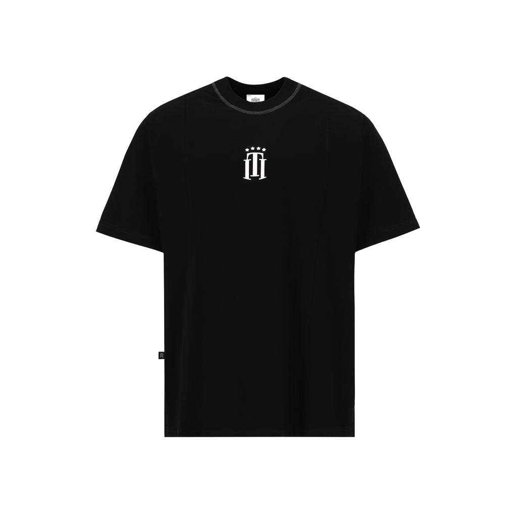 Crown T-shirt de Half Time eleva el estilo urbano con un corte semi-boxy moderno y una estructura impecable en algodón de 230g. Destaca por su isotipo frontal y logo trasero en alto relieve blanco, integrando detalles de desgaste intencional en cuello y bajo para un acabado vintage. Una pieza esencial con horma definida, pensada para quienes buscan durabilidad, comodidad y un diseño auténtico de alta calidad.