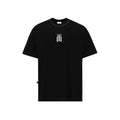Crown T-shirt de Half Time eleva el estilo urbano con un corte semi-boxy moderno y una estructura impecable en algodón de 230g. Destaca por su isotipo frontal y logo trasero en alto relieve blanco, integrando detalles de desgaste intencional en cuello y bajo para un acabado vintage. Una pieza esencial con horma definida, pensada para quienes buscan durabilidad, comodidad y un diseño auténtico de alta calidad.