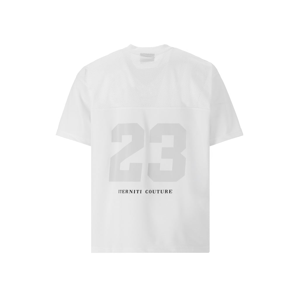 End Zone Jersey de half time fusiona la estética técnica del fútbol americano con un diseño urbano de alto impacto. Confeccionado con paneles de malla deportiva y una silueta oversize, destaca por su diseño en blanco impecable con estampado frontal en negro y el número "23" en gris claro en la espalda. Esta prenda es la elección perfecta para un look sporty-chic con mucha personalidad, ofreciendo un ajuste relajado, transpirabilidad superior y una identidad gráfica exclusiva.