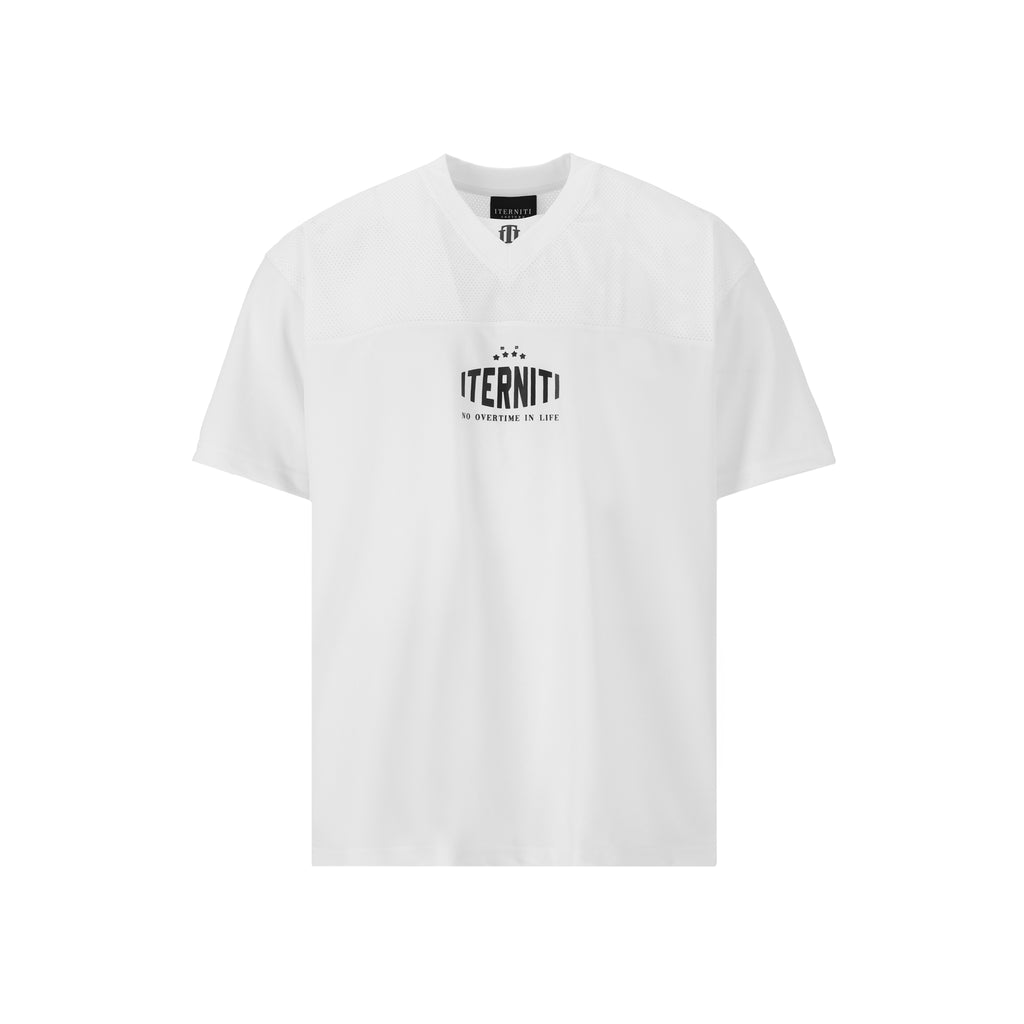 End Zone Jersey de half time fusiona la estética técnica del fútbol americano con un diseño urbano de alto impacto. Confeccionado con paneles de malla deportiva y una silueta oversize, destaca por su diseño en blanco impecable con estampado frontal en negro y el número "23" en gris claro en la espalda. Esta prenda es la elección perfecta para un look sporty-chic con mucha personalidad, ofreciendo un ajuste relajado, transpirabilidad superior y una identidad gráfica exclusiva.