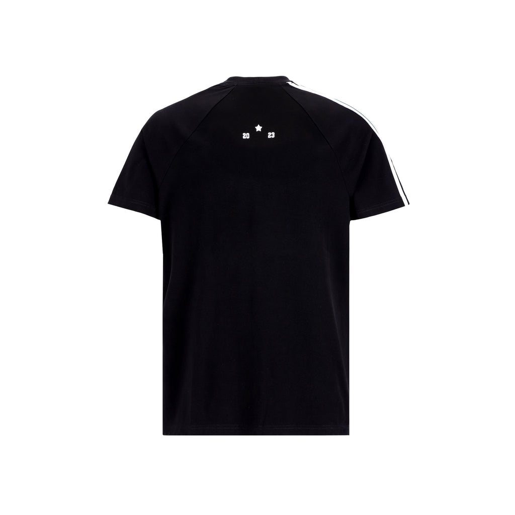 Royal T-Shirt de Half time eleva el estilo urbano con una construcción premium en algodón de 230g. Destaca por su estampado frontal en alta densidad con acabado dorado, que contrasta con elegancia sobre el fondo negro profundo. Su diseño deportivo se refuerza con líneas laterales en las mangas, aportando una silueta dinámica y moderna. Es la pieza ideal para quienes buscan un look con personalidad, durabilidad superior y el toque distintivo de la alta costura urbana de Iterniti.