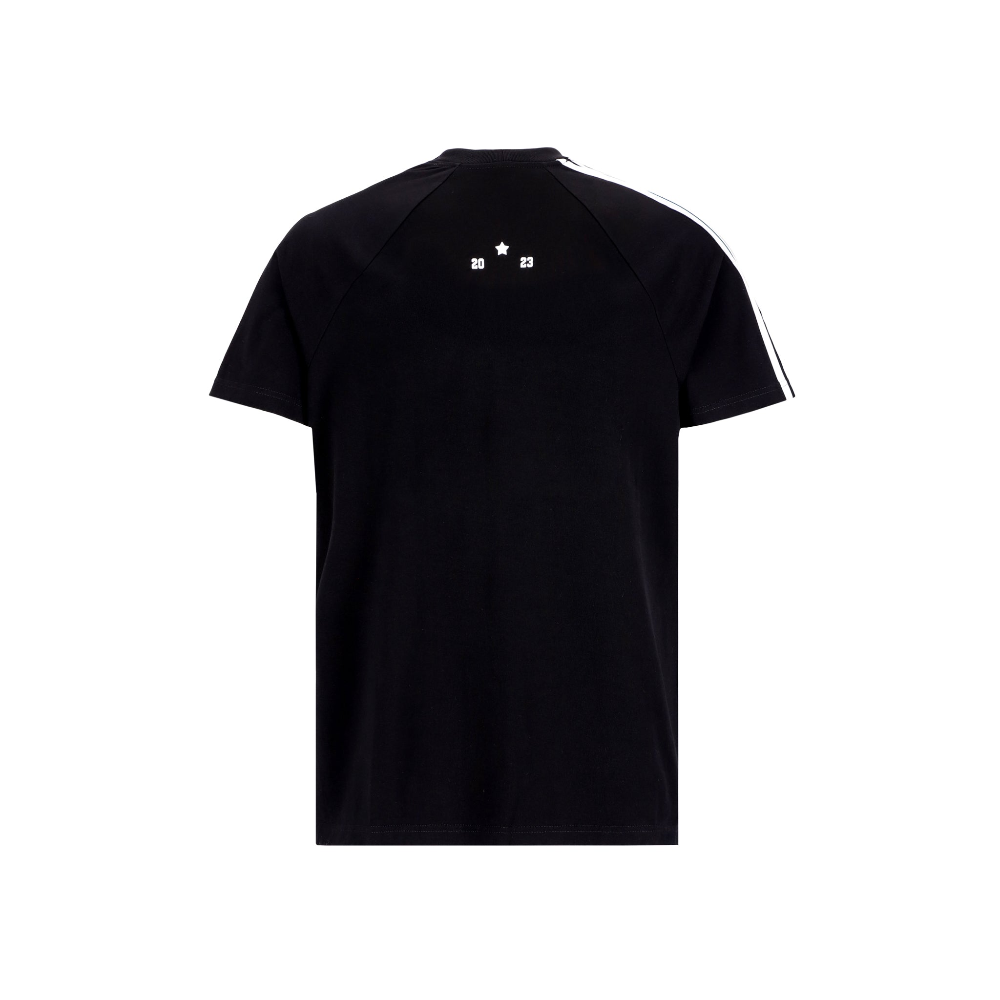 Royal T-Shirt de Half time eleva el estilo urbano con una construcción premium en algodón de 230g. Destaca por su estampado frontal en alta densidad con acabado dorado, que contrasta con elegancia sobre el fondo negro profundo. Su diseño deportivo se refuerza con líneas laterales en las mangas, aportando una silueta dinámica y moderna. Es la pieza ideal para quienes buscan un look con personalidad, durabilidad superior y el toque distintivo de la alta costura urbana de Iterniti.