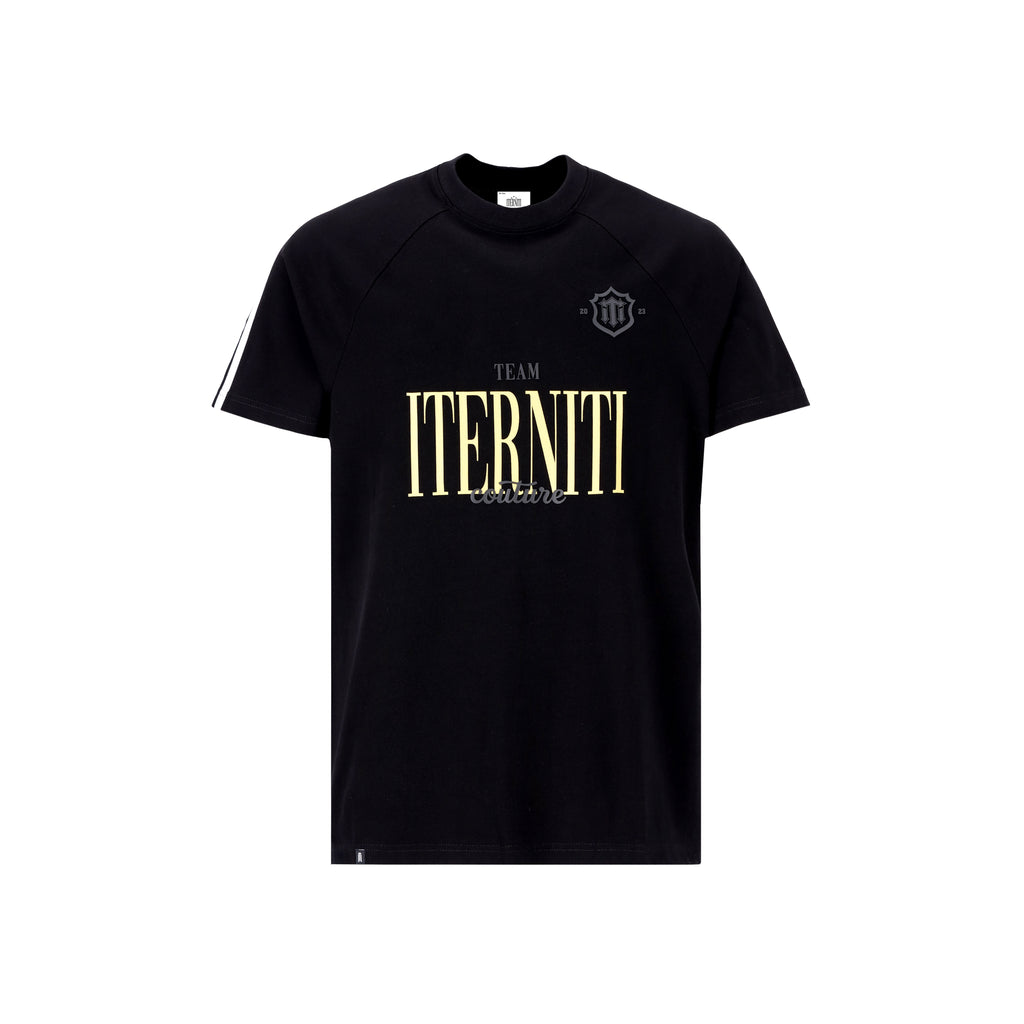 Royal T-Shirt de Half time eleva el estilo urbano con una construcción premium en algodón de 230g. Destaca por su estampado frontal en alta densidad con acabado dorado, que contrasta con elegancia sobre el fondo negro profundo. Su diseño deportivo se refuerza con líneas laterales en las mangas, aportando una silueta dinámica y moderna. Es la pieza ideal para quienes buscan un look con personalidad, durabilidad superior y el toque distintivo de la alta costura urbana de Iterniti.