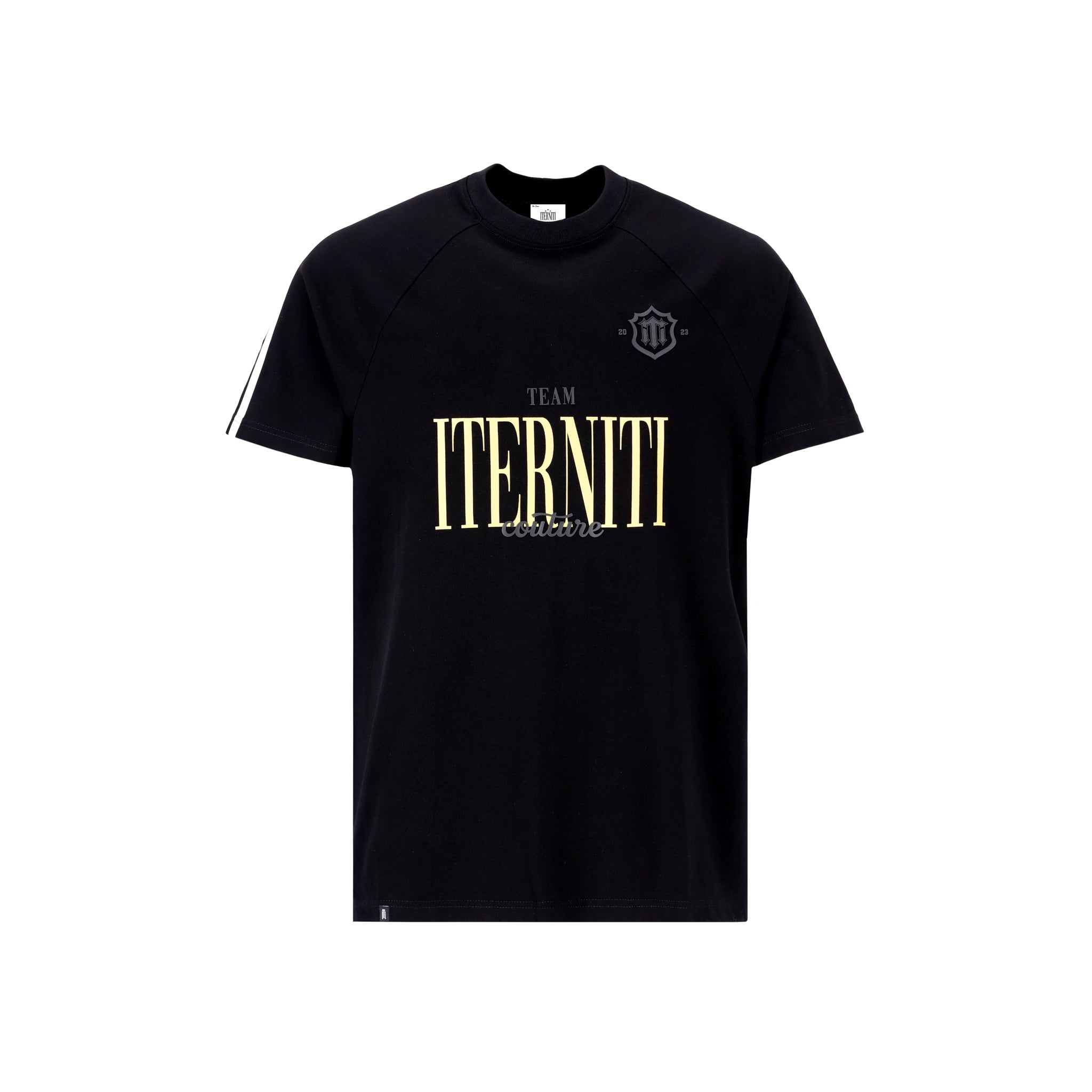 Royal T-Shirt de Half time eleva el estilo urbano con una construcción premium en algodón de 230g. Destaca por su estampado frontal en alta densidad con acabado dorado, que contrasta con elegancia sobre el fondo negro profundo. Su diseño deportivo se refuerza con líneas laterales en las mangas, aportando una silueta dinámica y moderna. Es la pieza ideal para quienes buscan un look con personalidad, durabilidad superior y el toque distintivo de la alta costura urbana de Iterniti.