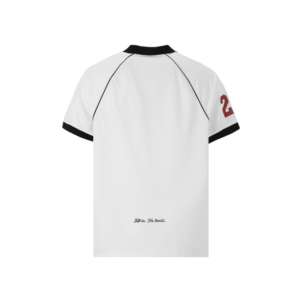 Victory Jersey de Half time fusiona la estética deportiva con el lujo urbano. Confeccionado en un tejido técnico de estructura impecable, presenta un diseño limpio en color blanco con cuello y ribetes negros en contraste. Destaca por su logo frontal en dorado metálico y detalles gráficos laterales, junto con el sello "All in. No limits." en la espalda. Su corte oversize garantiza comodidad absoluta y un acabado sport-luxe único para elevar cualquier outfit.