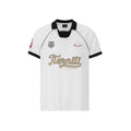 Victory Jersey de Half time fusiona la estética deportiva con el lujo urbano. Confeccionado en un tejido técnico de estructura impecable, presenta un diseño limpio en color blanco con cuello y ribetes negros en contraste. Destaca por su logo frontal en dorado metálico y detalles gráficos laterales, junto con el sello "All in. No limits." en la espalda. Su corte oversize garantiza comodidad absoluta y un acabado sport-luxe único para elevar cualquier outfit.