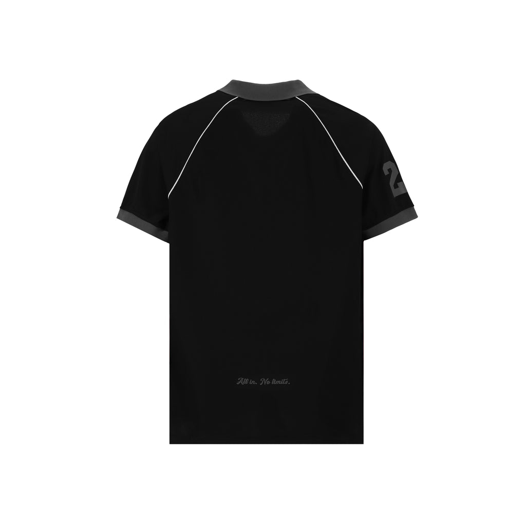 Prestige Jersey de Half time en su versión Black Edition redefine la estética deportiva con un enfoque urbano y sofisticado. Confeccionado en tejido técnico de alta durabilidad, destaca por su base en negro profundo con cuello y ribetes grises en contraste. El logo frontal y detalles gráficos lucen en un blanco nítido, complementados por la icónica frase "All in. No limits." en la espalda. Su corte oversize ofrece el equilibrio perfecto entre comodidad y estilo sport-luxe de alto nivel.