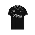 Prestige Jersey de Half time en su versión Black Edition redefine la estética deportiva con un enfoque urbano y sofisticado. Confeccionado en tejido técnico de alta durabilidad, destaca por su base en negro profundo con cuello y ribetes grises en contraste. El logo frontal y detalles gráficos lucen en un blanco nítido, complementados por la icónica frase "All in. No limits." en la espalda. Su corte oversize ofrece el equilibrio perfecto entre comodidad y estilo sport-luxe de alto nivel.
