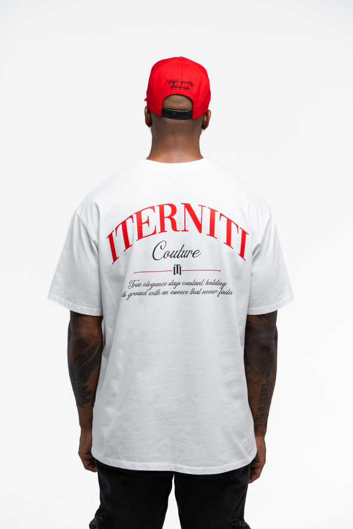 Camiseta oversize blanca con letras rojas Iterniti para outfit urbano en Colombia