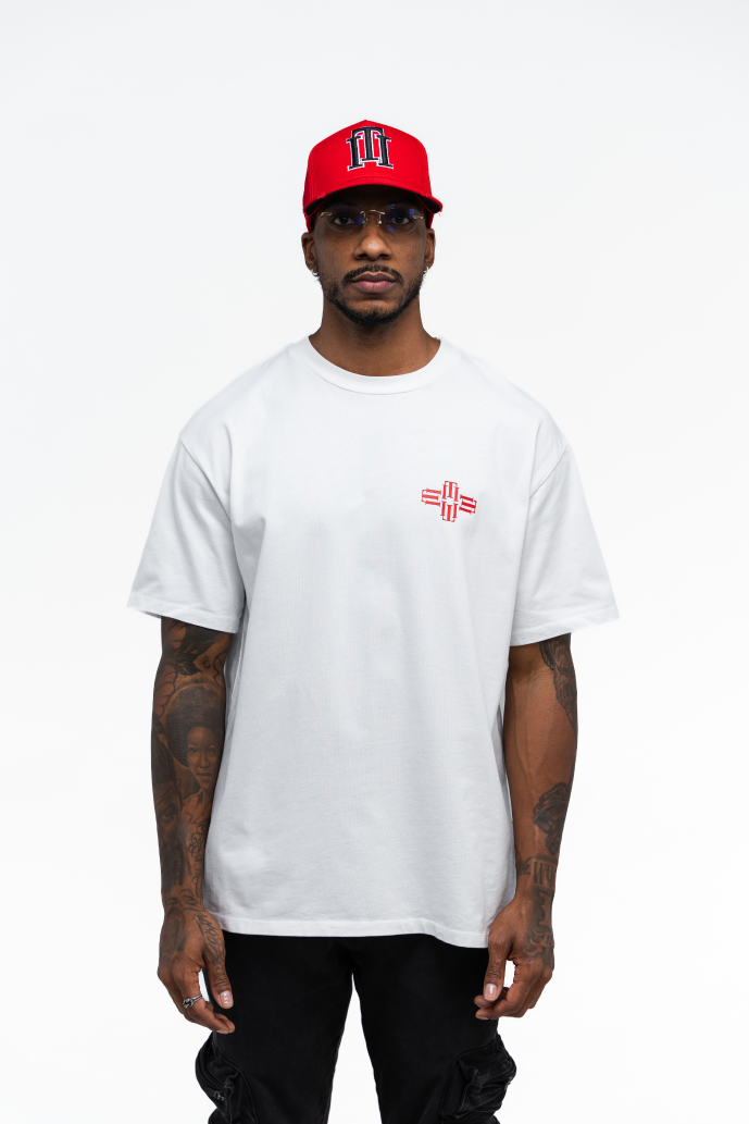 Camiseta oversize blanca con letras rojas Iterniti para outfit urbano en Colombia