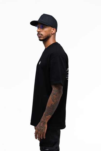 Camiseta oversize negra con letras blancas Iterniti para outfit urbano en Colombia