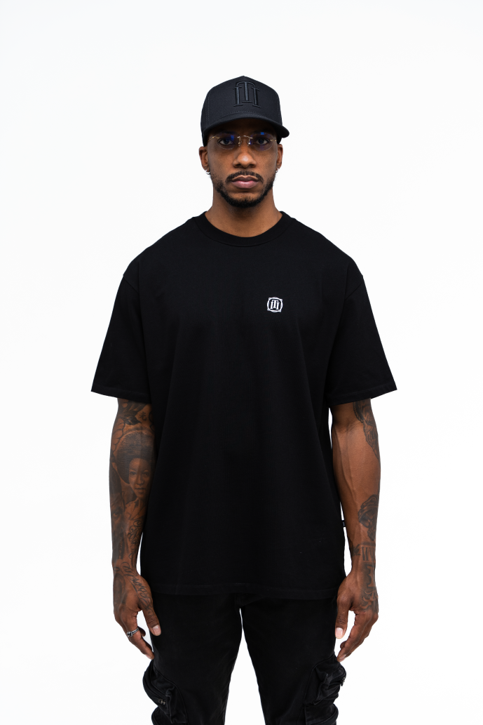 Camiseta oversize negra con letras blancas Iterniti para outfit urbano en Colombia
