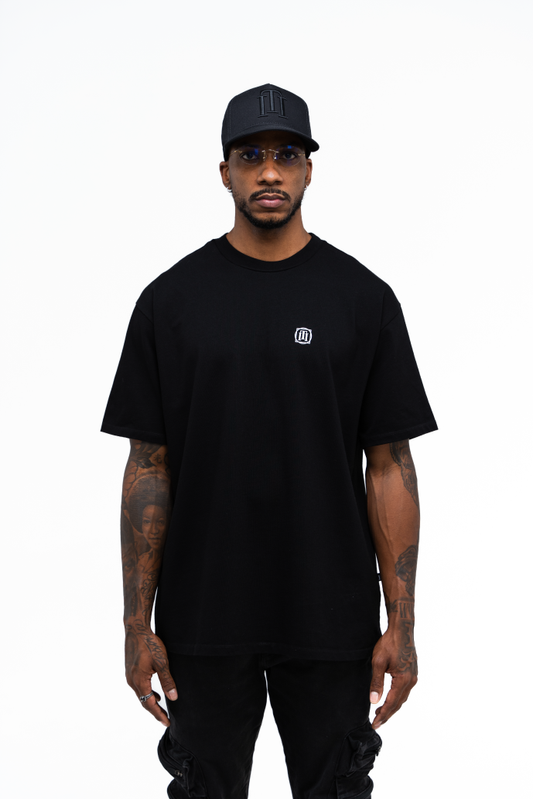 Camiseta oversize negra con letras blancas Iterniti para outfit urbano en Colombia
