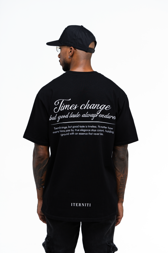 Camiseta oversize negra con letras blancas Iterniti para outfit urbano en Colombia