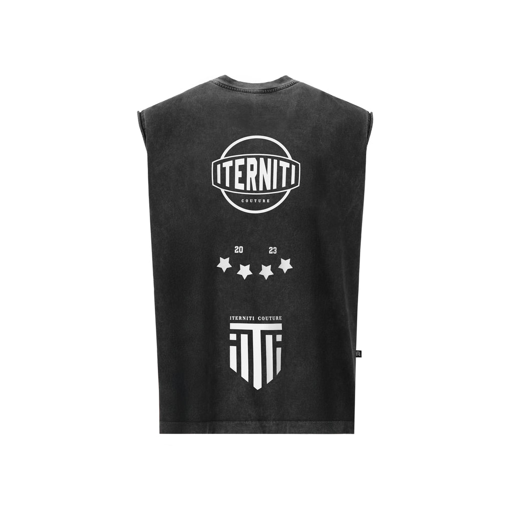 Varsity Sleeveless de Half time destaca por su acabado acid wash de estilo vintage y una estructura robusta de 220 gramos. Presenta un diseño audaz con logo frontal en rojo intenso y gráfico posterior en blanco, ofreciendo una estética auténtica y desgastada. Su corte oversize garantiza libertad de movimiento y una silueta imponente, fusionando técnicas artesanales de lavado con una identidad gráfica moderna para un look urbano de alto nivel.