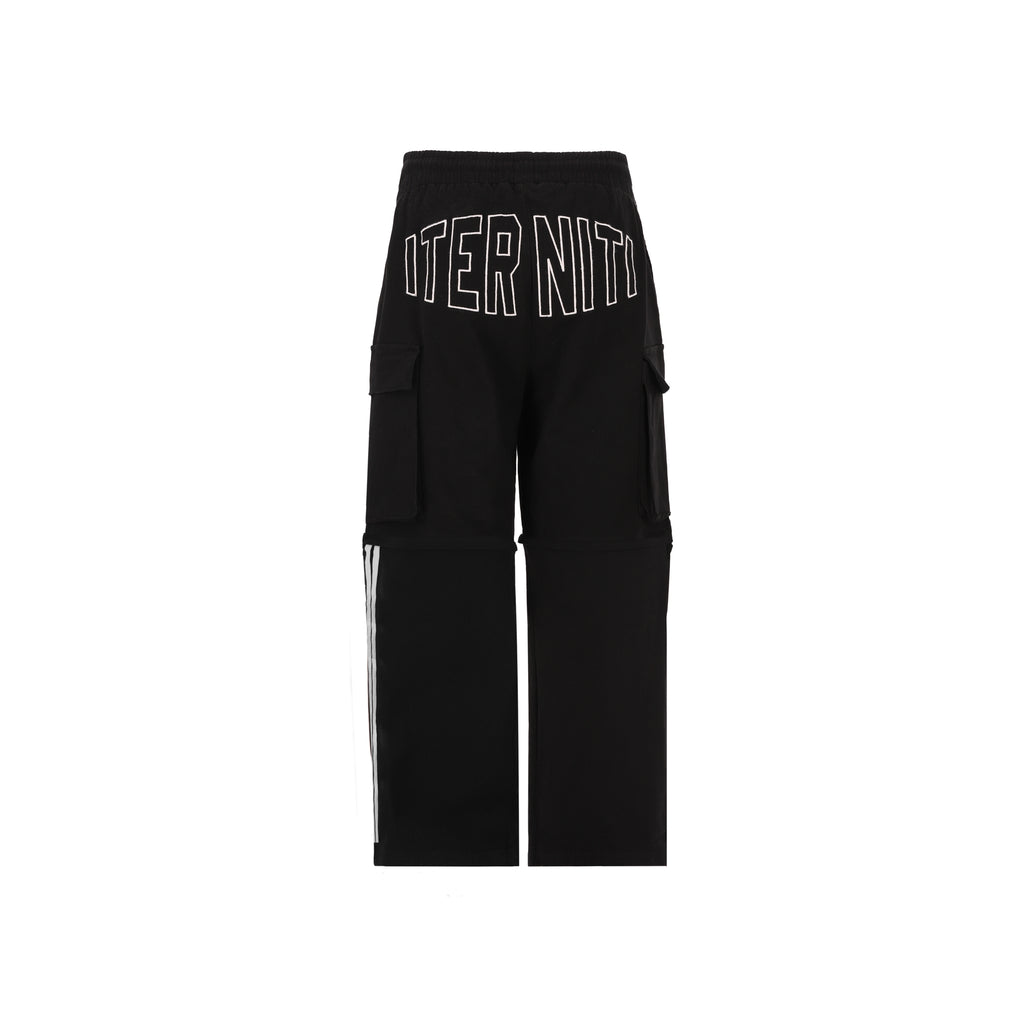Crown Cargo pant/short de Half time en su versión Black Edition es la pieza definitiva de ingeniería urbana: un diseño 2 en 1 que transforma su corte baggie de silueta holgada y relajada en un short funcional en segundos. Confeccionado en un negro profundo y versátil, destaca por sus amplios bolsillos laterales estilo cargo y un estampado posterior de alta densidad en blanco que aporta una textura táctil premium.