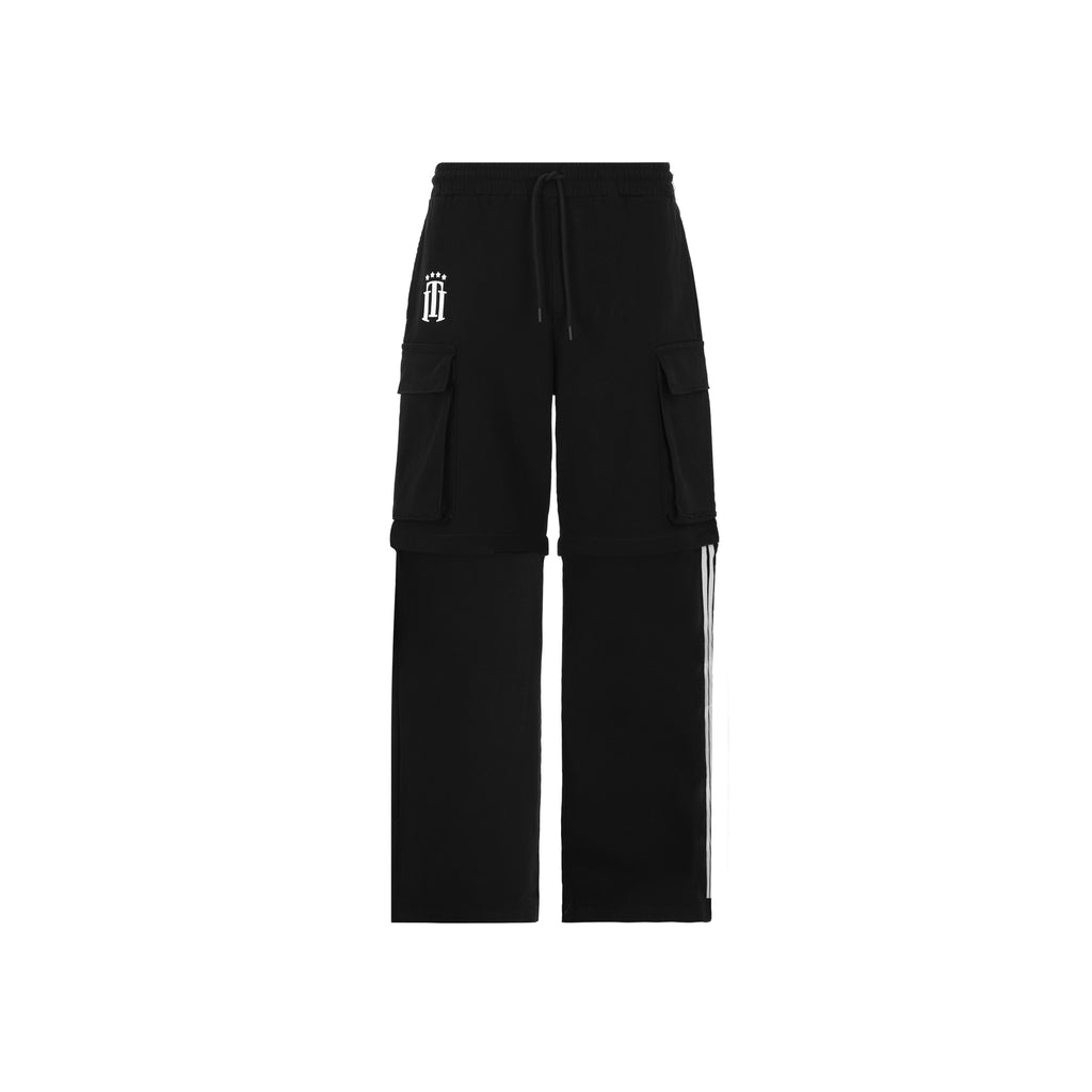 Crown Cargo pant/short de Half time en su versión Black Edition es la pieza definitiva de ingeniería urbana: un diseño 2 en 1 que transforma su corte baggie de silueta holgada y relajada en un short funcional en segundos. Confeccionado en un negro profundo y versátil, destaca por sus amplios bolsillos laterales estilo cargo y un estampado posterior de alta densidad en blanco que aporta una textura táctil premium.