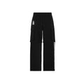 Crown Cargo pant/short de Half time en su versión Black Edition es la pieza definitiva de ingeniería urbana: un diseño 2 en 1 que transforma su corte baggie de silueta holgada y relajada en un short funcional en segundos. Confeccionado en un negro profundo y versátil, destaca por sus amplios bolsillos laterales estilo cargo y un estampado posterior de alta densidad en blanco que aporta una textura táctil premium.