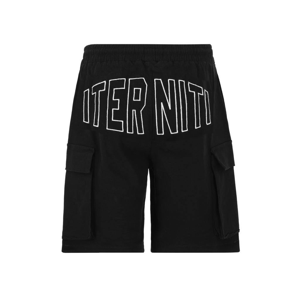 Crown Cargo pant/short de Half time en su versión Black Edition es la pieza definitiva de ingeniería urbana: un diseño 2 en 1 que transforma su corte baggie de silueta holgada y relajada en un short funcional en segundos. Confeccionado en un negro profundo y versátil, destaca por sus amplios bolsillos laterales estilo cargo y un estampado posterior de alta densidad en blanco que aporta una textura táctil premium.