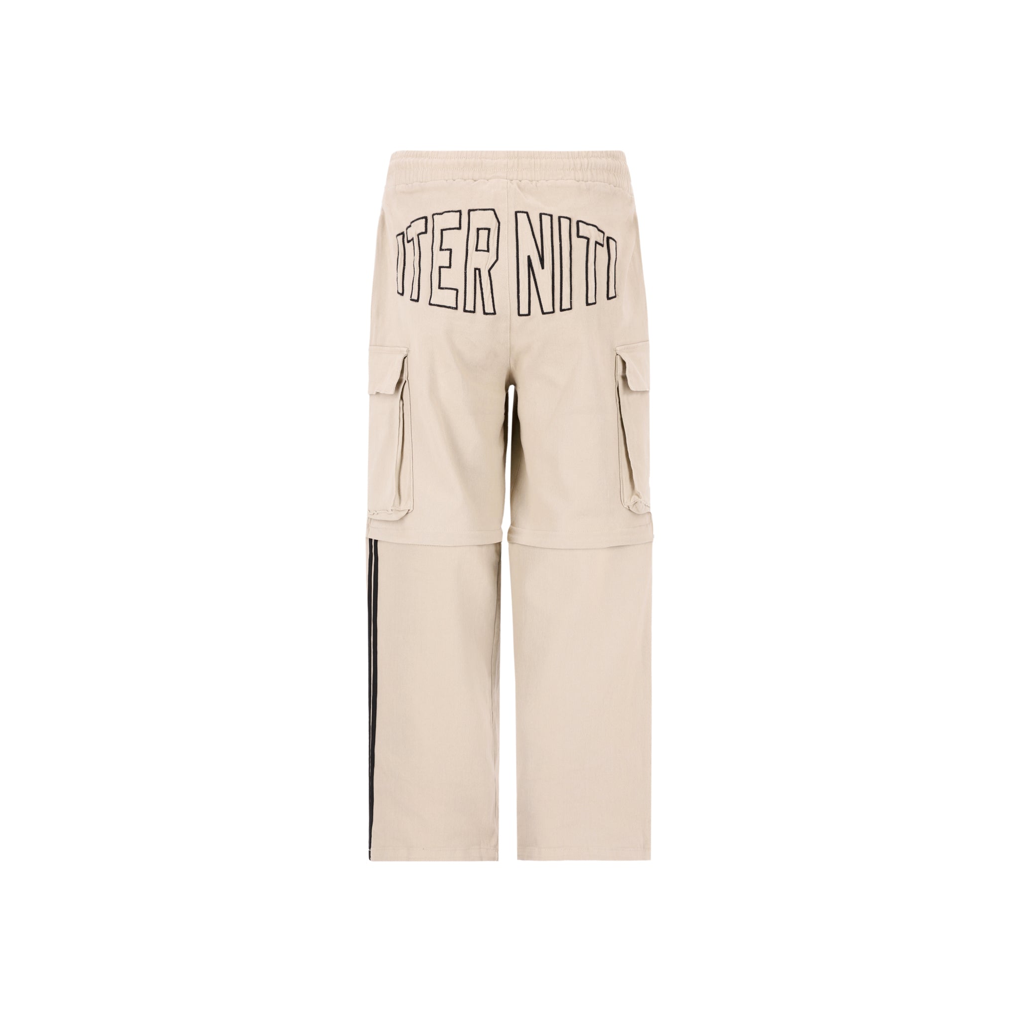 Desert Cargo pant/short de Half time es la pieza definitiva de ingeniería urbana: un diseño 2 en 1 que transforma su corte baggie de silueta holgada y relajada en un short funcional en segundos. Confeccionado en un tono beige versátil, destaca por sus amplios bolsillos laterales estilo cargo y un estampado posterior de alta densidad en negro que aporta una textura táctil premium. Su ajuste baggie garantiza un estilo vanguardista y comodidad absoluta, convirtiéndolo en la prenda esencial.