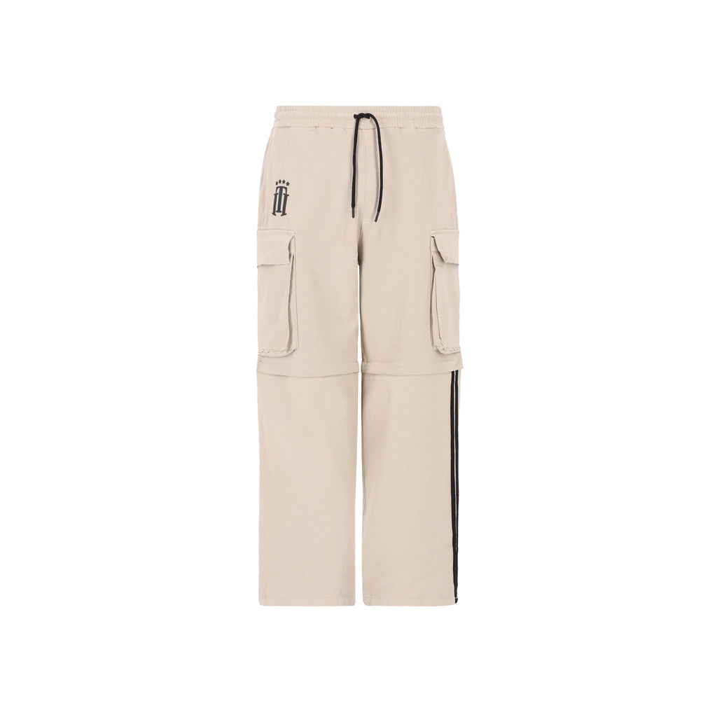 Desert Cargo pant/short de Half time es la pieza definitiva de ingeniería urbana: un diseño 2 en 1 que transforma su corte baggie de silueta holgada y relajada en un short funcional en segundos. Confeccionado en un tono beige versátil, destaca por sus amplios bolsillos laterales estilo cargo y un estampado posterior de alta densidad en negro que aporta una textura táctil premium. Su ajuste baggie garantiza un estilo vanguardista y comodidad absoluta, convirtiéndolo en la prenda esencial.