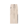 Desert Cargo pant/short de Half time es la pieza definitiva de ingeniería urbana: un diseño 2 en 1 que transforma su corte baggie de silueta holgada y relajada en un short funcional en segundos. Confeccionado en un tono beige versátil, destaca por sus amplios bolsillos laterales estilo cargo y un estampado posterior de alta densidad en negro que aporta una textura táctil premium. Su ajuste baggie garantiza un estilo vanguardista y comodidad absoluta, convirtiéndolo en la prenda esencial.