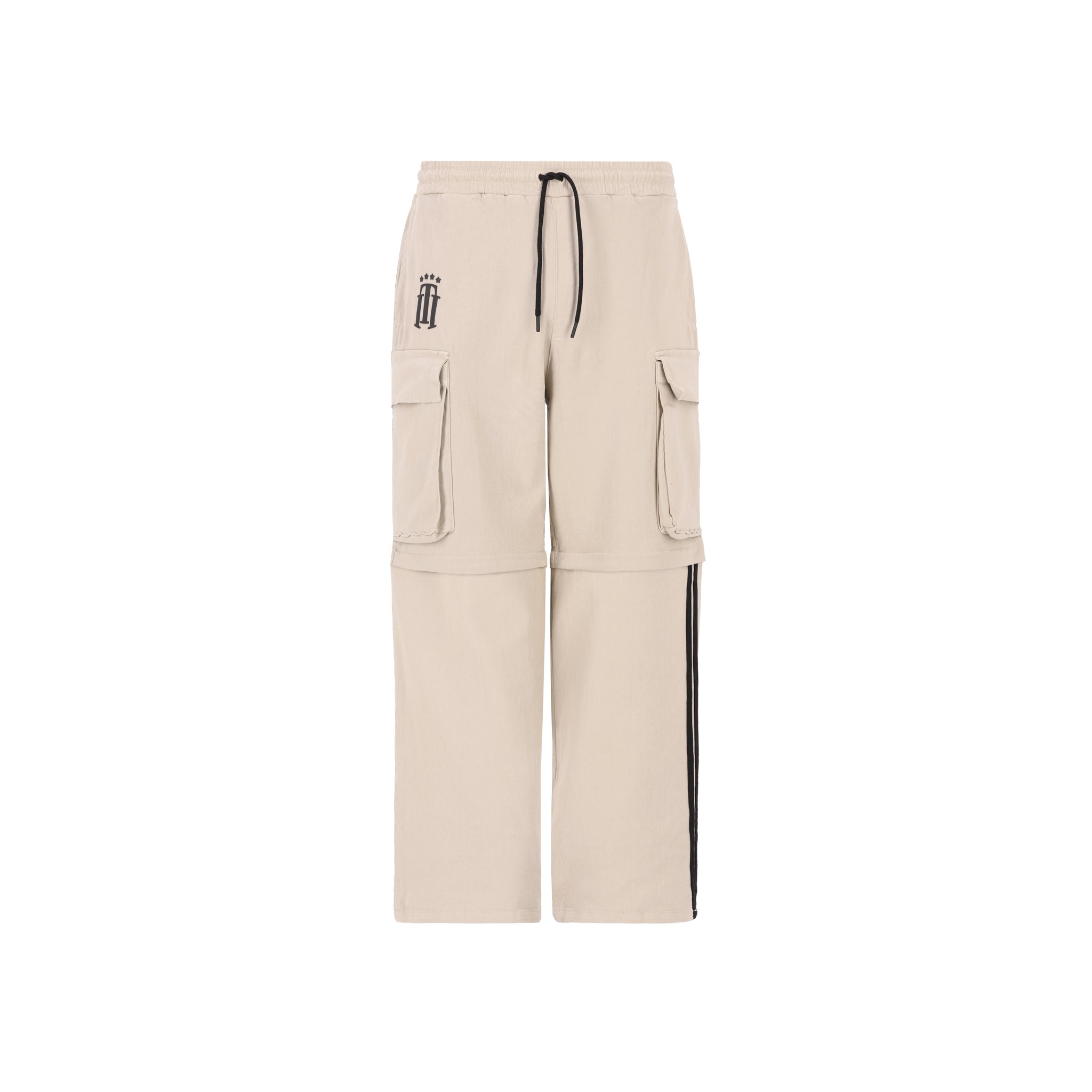Desert Cargo pant/short de Half time es la pieza definitiva de ingeniería urbana: un diseño 2 en 1 que transforma su corte baggie de silueta holgada y relajada en un short funcional en segundos. Confeccionado en un tono beige versátil, destaca por sus amplios bolsillos laterales estilo cargo y un estampado posterior de alta densidad en negro que aporta una textura táctil premium. Su ajuste baggie garantiza un estilo vanguardista y comodidad absoluta, convirtiéndolo en la prenda esencial.