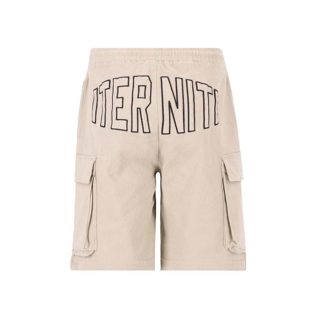 Desert Cargo pant/short de Half time es la pieza definitiva de ingeniería urbana: un diseño 2 en 1 que transforma su corte baggie de silueta holgada y relajada en un short funcional en segundos. Confeccionado en un tono beige versátil, destaca por sus amplios bolsillos laterales estilo cargo y un estampado posterior de alta densidad en negro que aporta una textura táctil premium. Su ajuste baggie garantiza un estilo vanguardista y comodidad absoluta, convirtiéndolo en la prenda esencial.