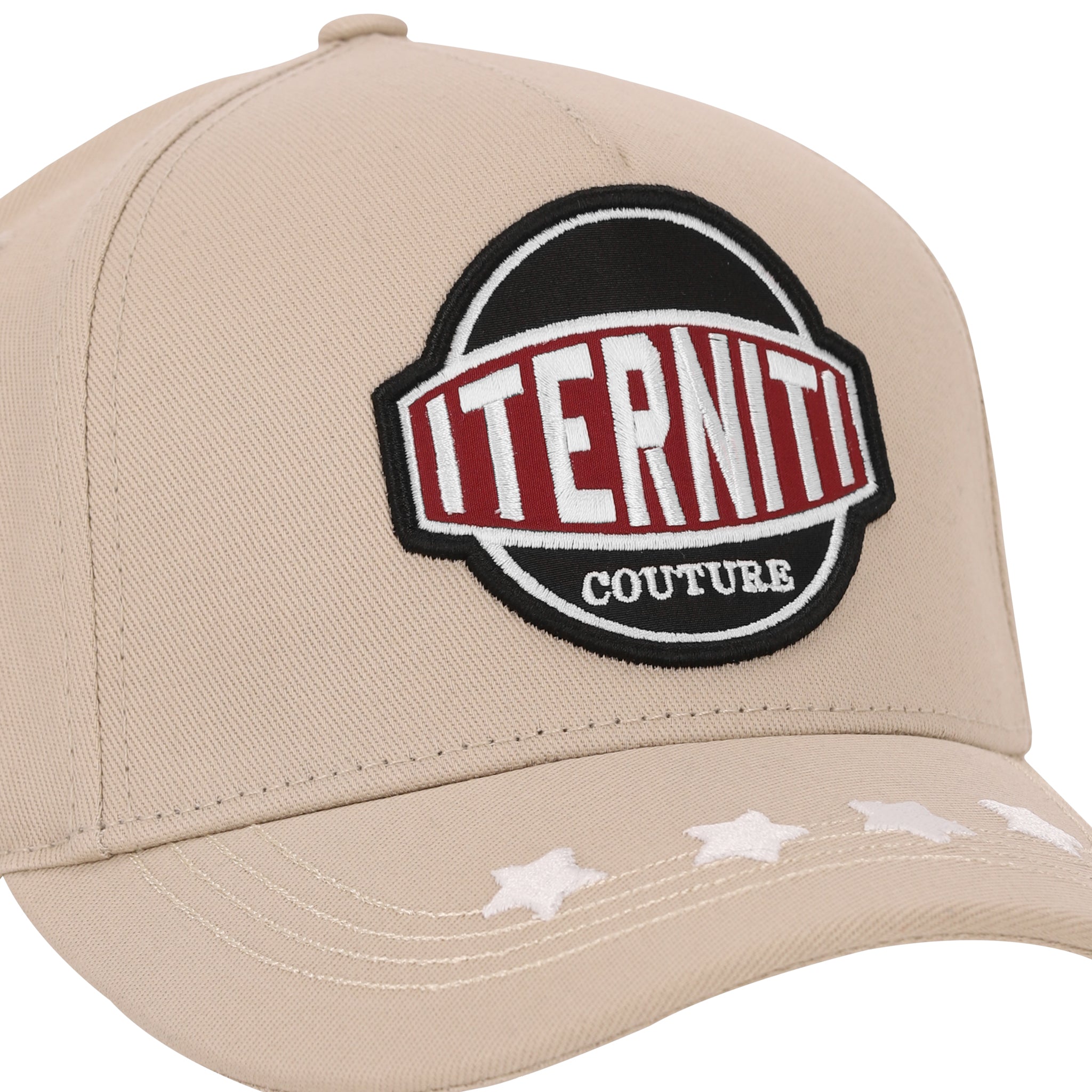 Desert Cap de Half time es el accesorio definitivo para elevar cualquier outfit urbano. Presenta una estructura en tono beige con el logo de la marca bordado en alta densidad para un acabado premium. El diseño se distingue por estrellas blancas aplicadas sobre la visera y el icónico lema "No Overtime in Life" bordado en la parte posterior. Con su cierre ajustable snapback, ofrece un ajuste preciso, comodidad duradera y una identidad visual inconfundible, perfecta para quienes cuidan cada detalle.