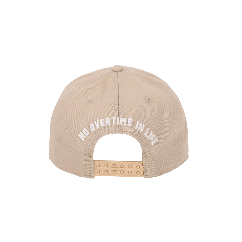 Desert Cap de Half time es el accesorio definitivo para elevar cualquier outfit urbano. Presenta una estructura en tono beige con el logo de la marca bordado en alta densidad para un acabado premium. El diseño se distingue por estrellas blancas aplicadas sobre la visera y el icónico lema "No Overtime in Life" bordado en la parte posterior. Con su cierre ajustable snapback, ofrece un ajuste preciso, comodidad duradera y una identidad visual inconfundible, perfecta para quienes cuidan cada detalle.